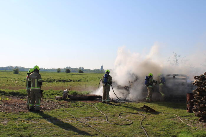 Veilingskratten vatten vlam in polder