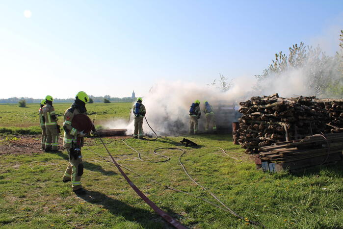 Veilingskratten vatten vlam in polder