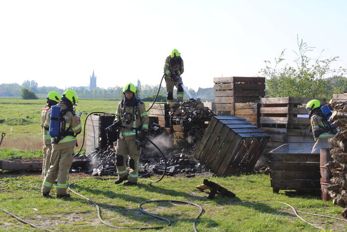 Veilingskratten vatten vlam in polder