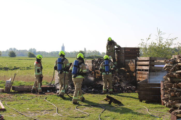 Veilingskratten vatten vlam in polder