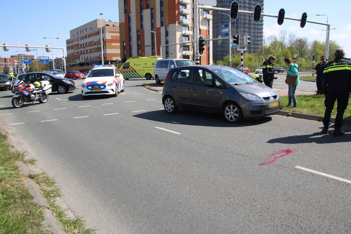 Man op fiets geschept door auto
