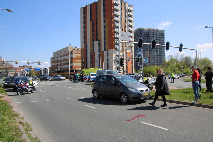 Man op fiets geschept door auto