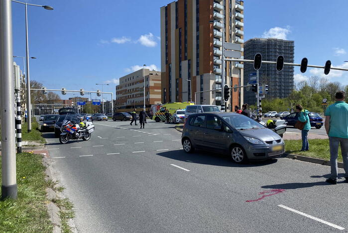 Man op fiets geschept door auto