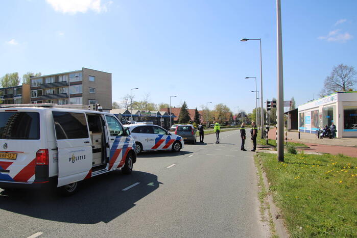 Man op fiets geschept door auto