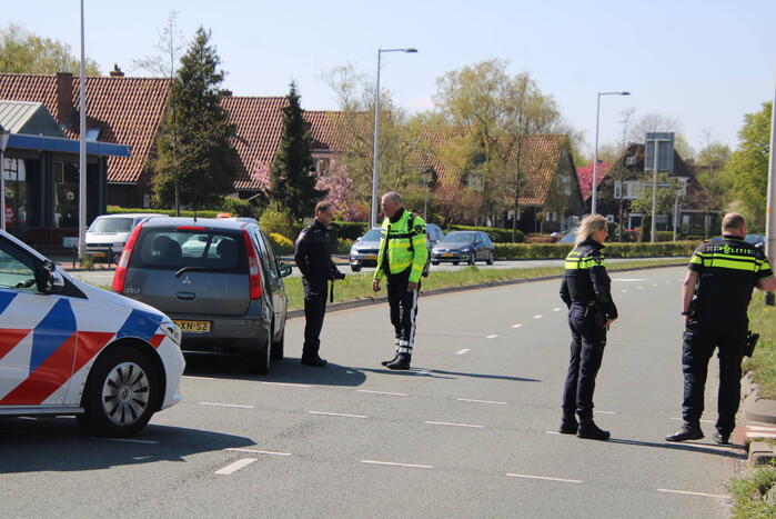 Man op fiets geschept door auto