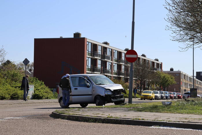 Automobilist eindig tegen lantarenpaal