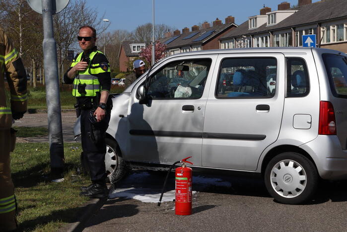 Automobilist eindig tegen lantarenpaal
