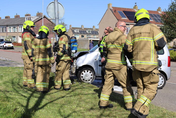 Automobilist eindig tegen lantarenpaal