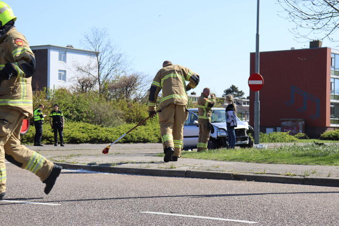 Automobilist eindig tegen lantarenpaal