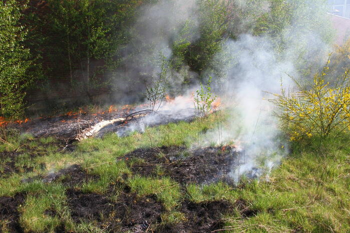 Grasgedeelte vat vlam door mogelijke brandstichting