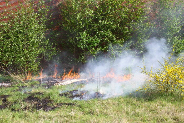 Grasgedeelte vat vlam door mogelijke brandstichting