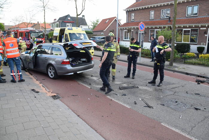 Twee auto's botsen op elkaar