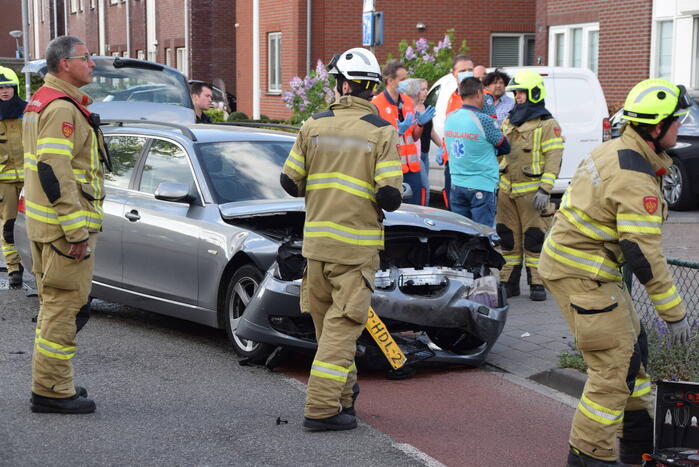 Twee auto's botsen op elkaar