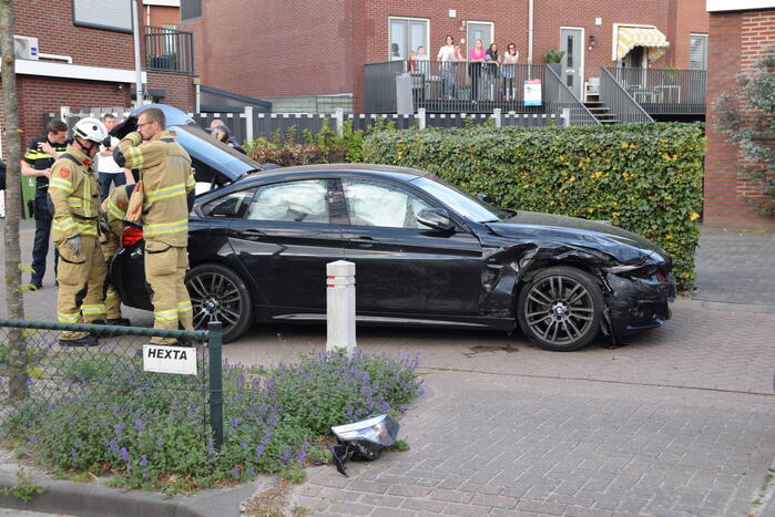 Twee auto's botsen op elkaar
