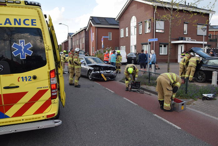 Twee auto's botsen op elkaar