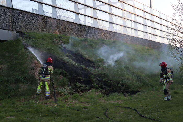 Treinverkeer stilgelegd vanwege brand naast spoor