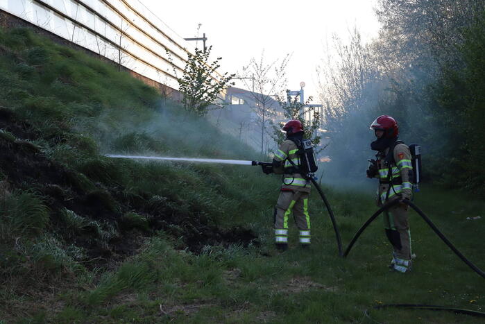 Treinverkeer stilgelegd vanwege brand naast spoor