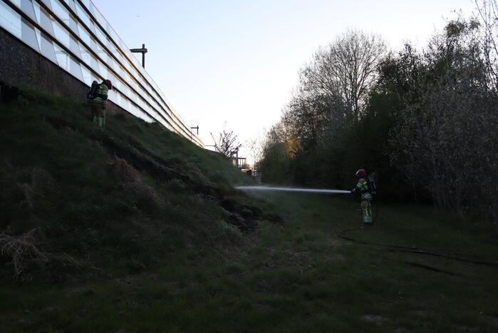 Treinverkeer stilgelegd vanwege brand naast spoor