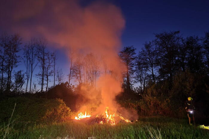 Hevige buitenbrand in park