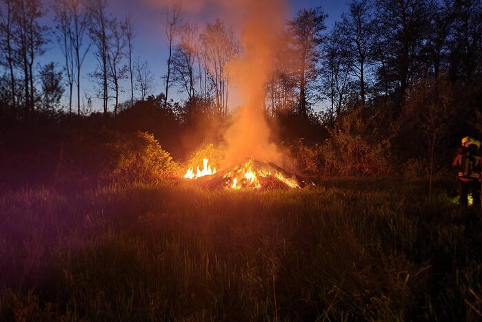 Hevige buitenbrand in park