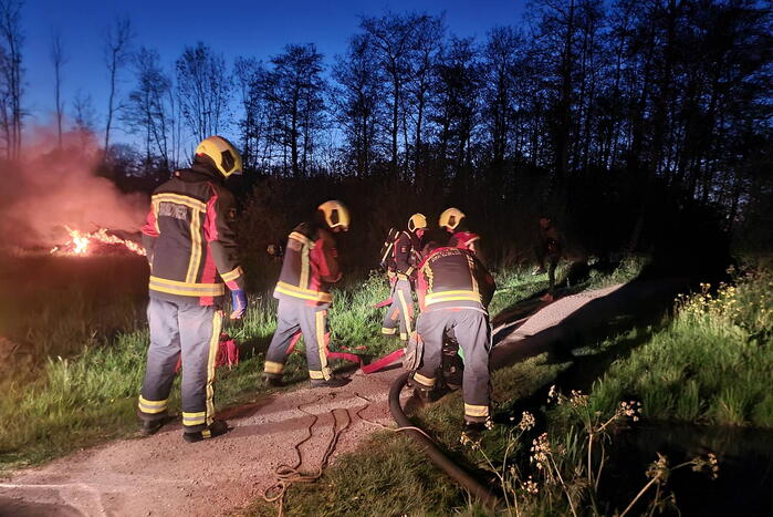 Hevige buitenbrand in park