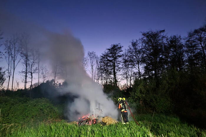Hevige buitenbrand in park