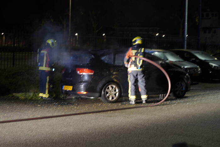 Geparkeerde auto volledig uitgebrand