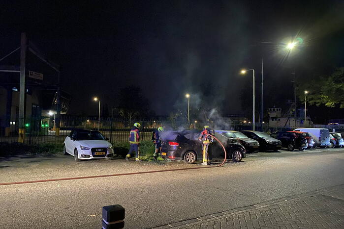 Geparkeerde auto volledig uitgebrand
