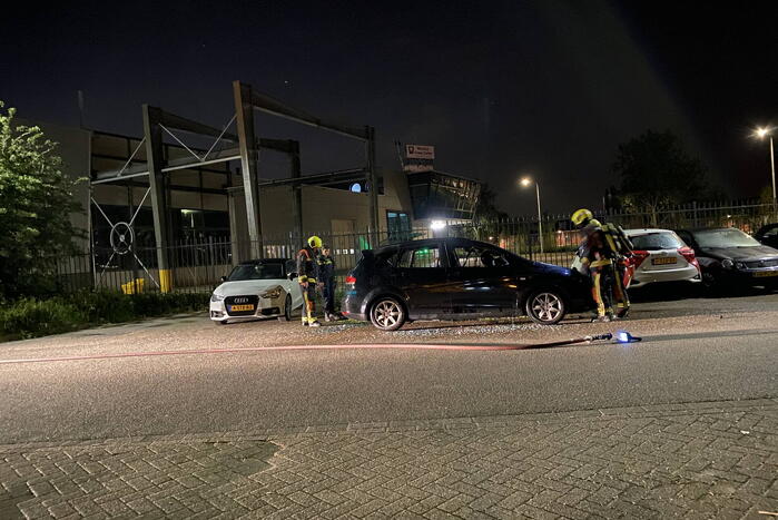 Geparkeerde auto volledig uitgebrand