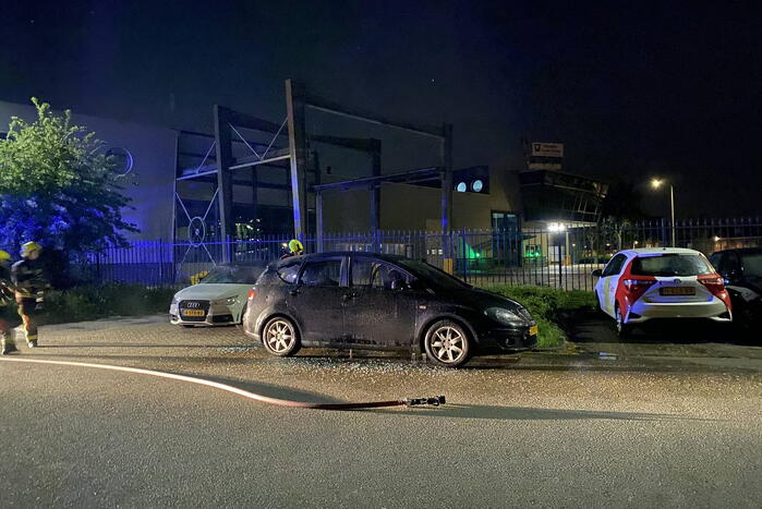 Geparkeerde auto volledig uitgebrand