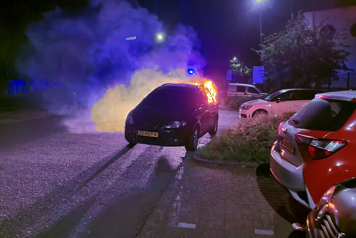 Geparkeerde auto volledig uitgebrand