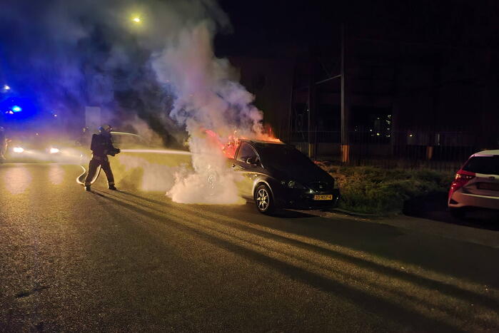 Geparkeerde auto volledig uitgebrand