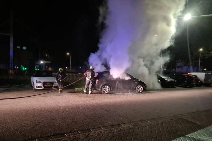 Geparkeerde auto volledig uitgebrand