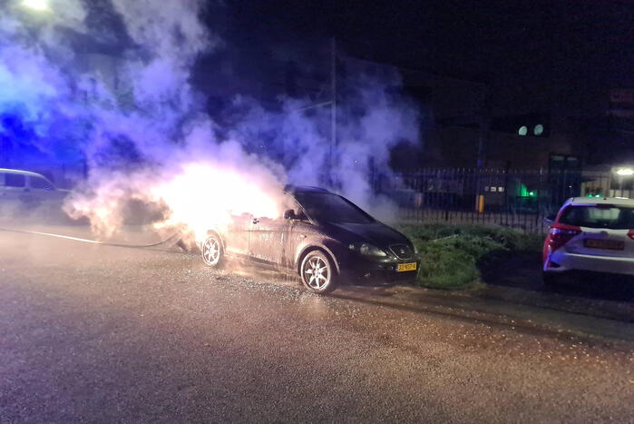 Geparkeerde auto volledig uitgebrand
