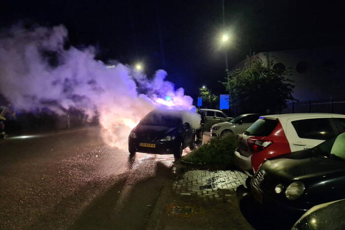 Geparkeerde auto volledig uitgebrand