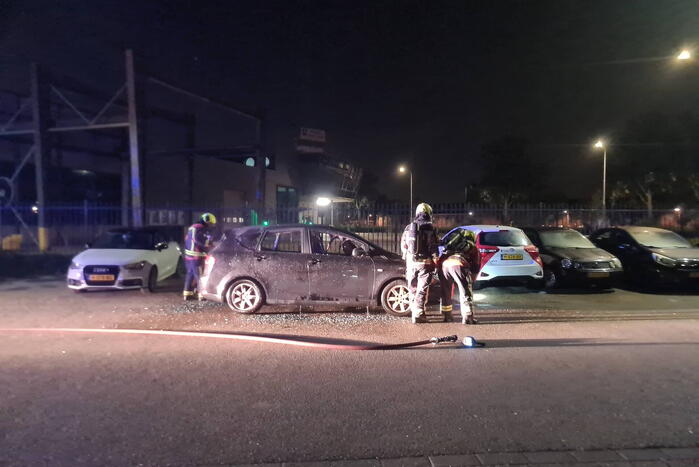 Geparkeerde auto volledig uitgebrand