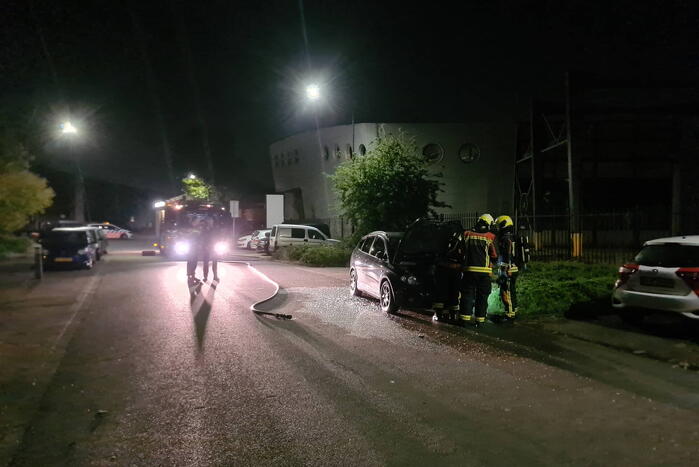 Geparkeerde auto volledig uitgebrand