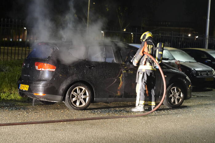 Geparkeerde auto volledig uitgebrand