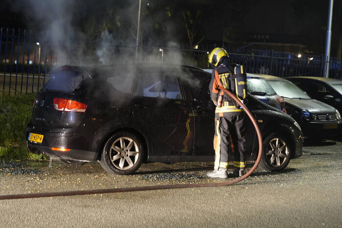 Geparkeerde auto volledig uitgebrand