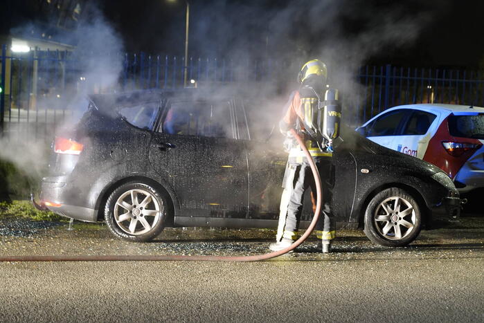 Geparkeerde auto volledig uitgebrand