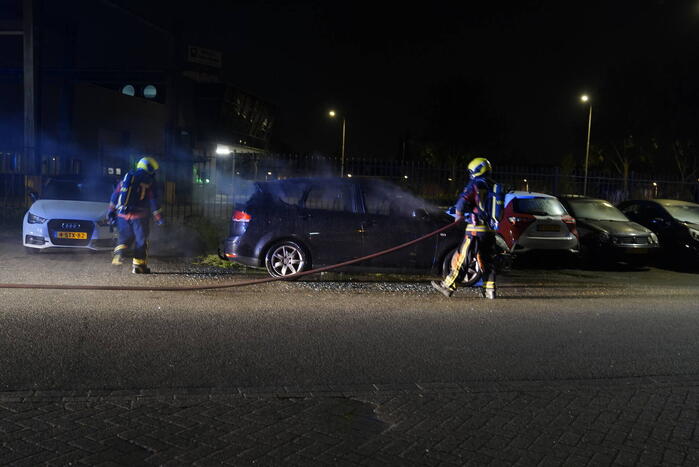 Geparkeerde auto volledig uitgebrand