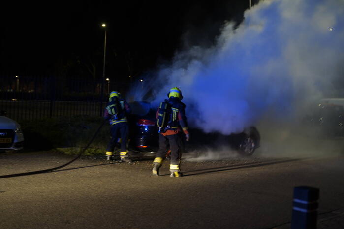 Geparkeerde auto volledig uitgebrand