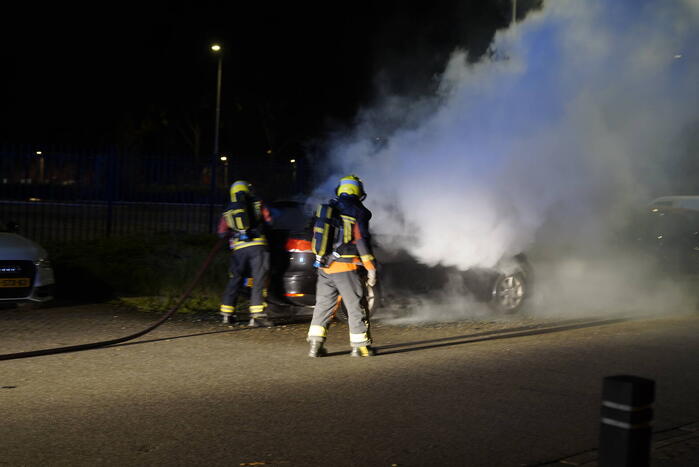 Geparkeerde auto volledig uitgebrand