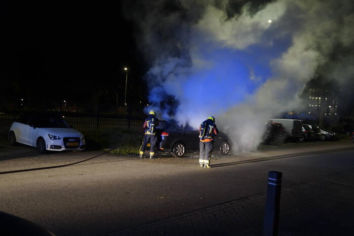 Geparkeerde auto volledig uitgebrand