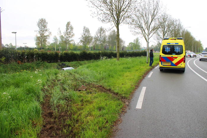 Automobilist raakt van de weg en belandt in sloot