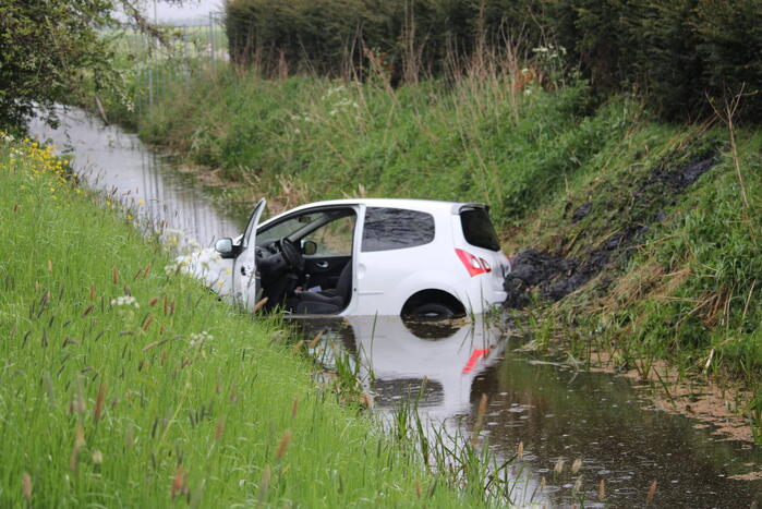 Automobilist raakt van de weg en belandt in sloot