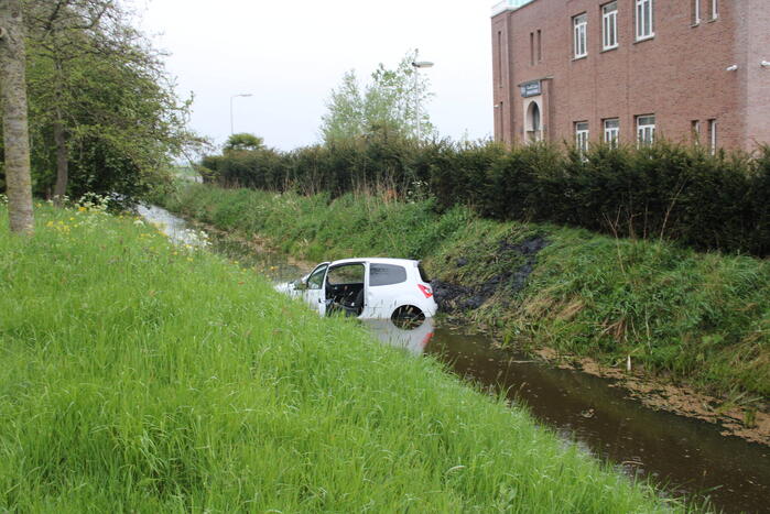 Automobilist raakt van de weg en belandt in sloot