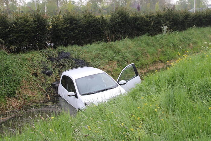 Automobilist raakt van de weg en belandt in sloot