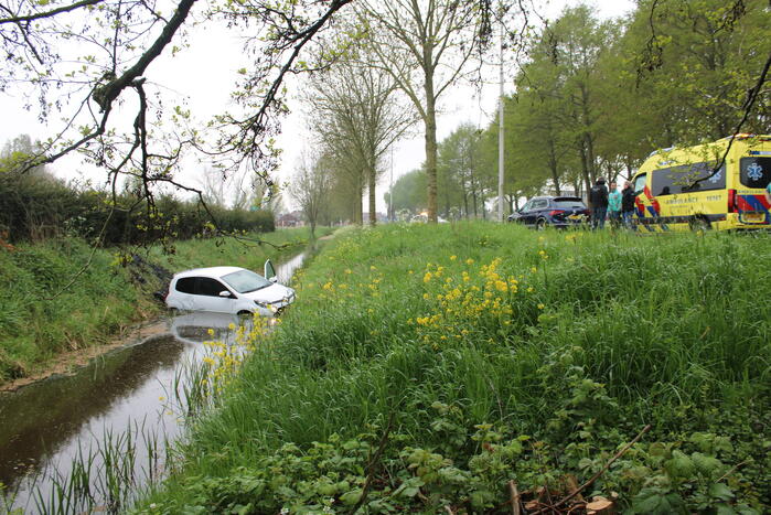 Automobilist raakt van de weg en belandt in sloot