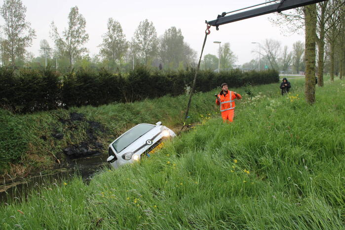 Automobilist raakt van de weg en belandt in sloot